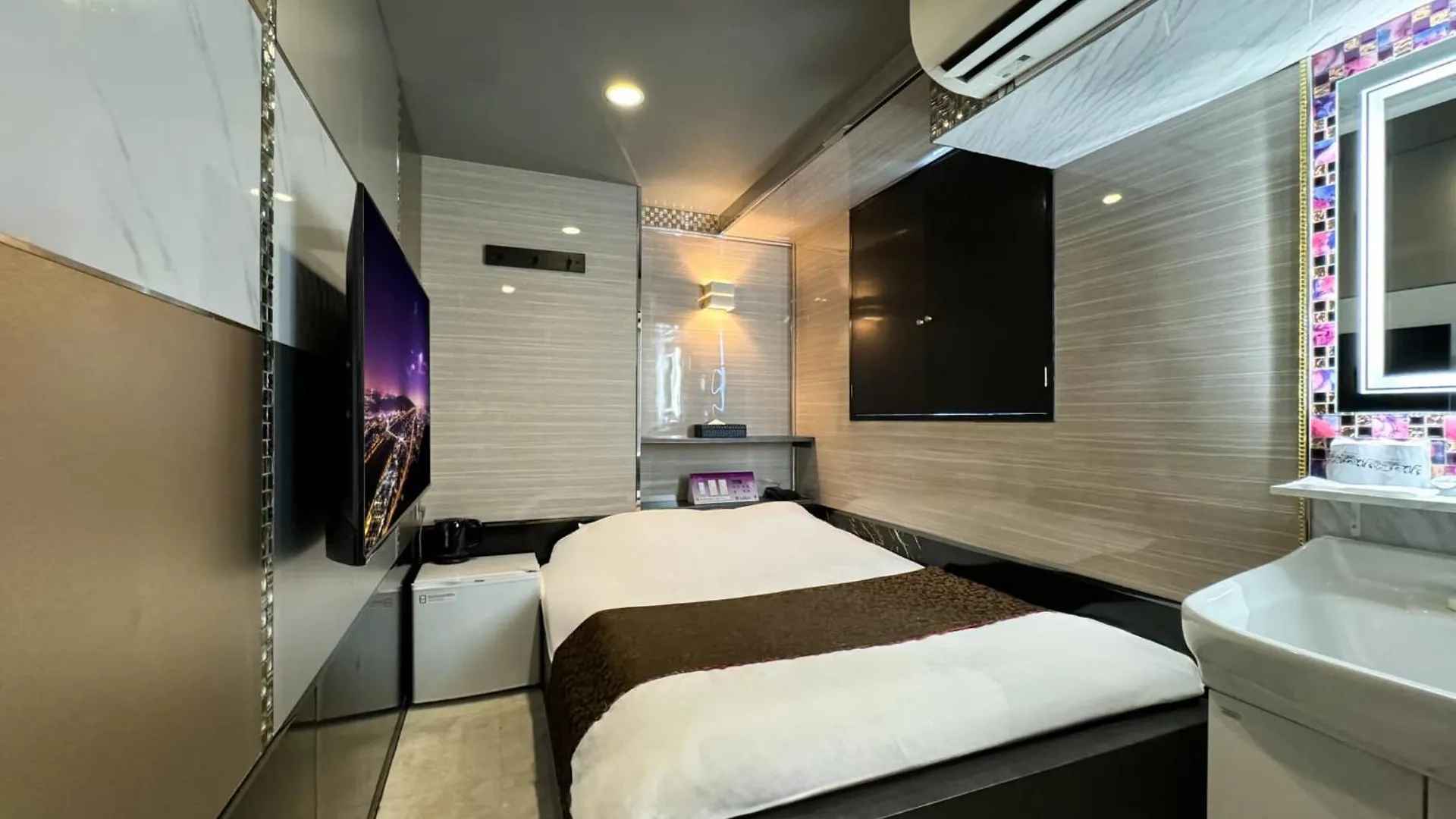**  Hotel Amethyst Tokyo Japan