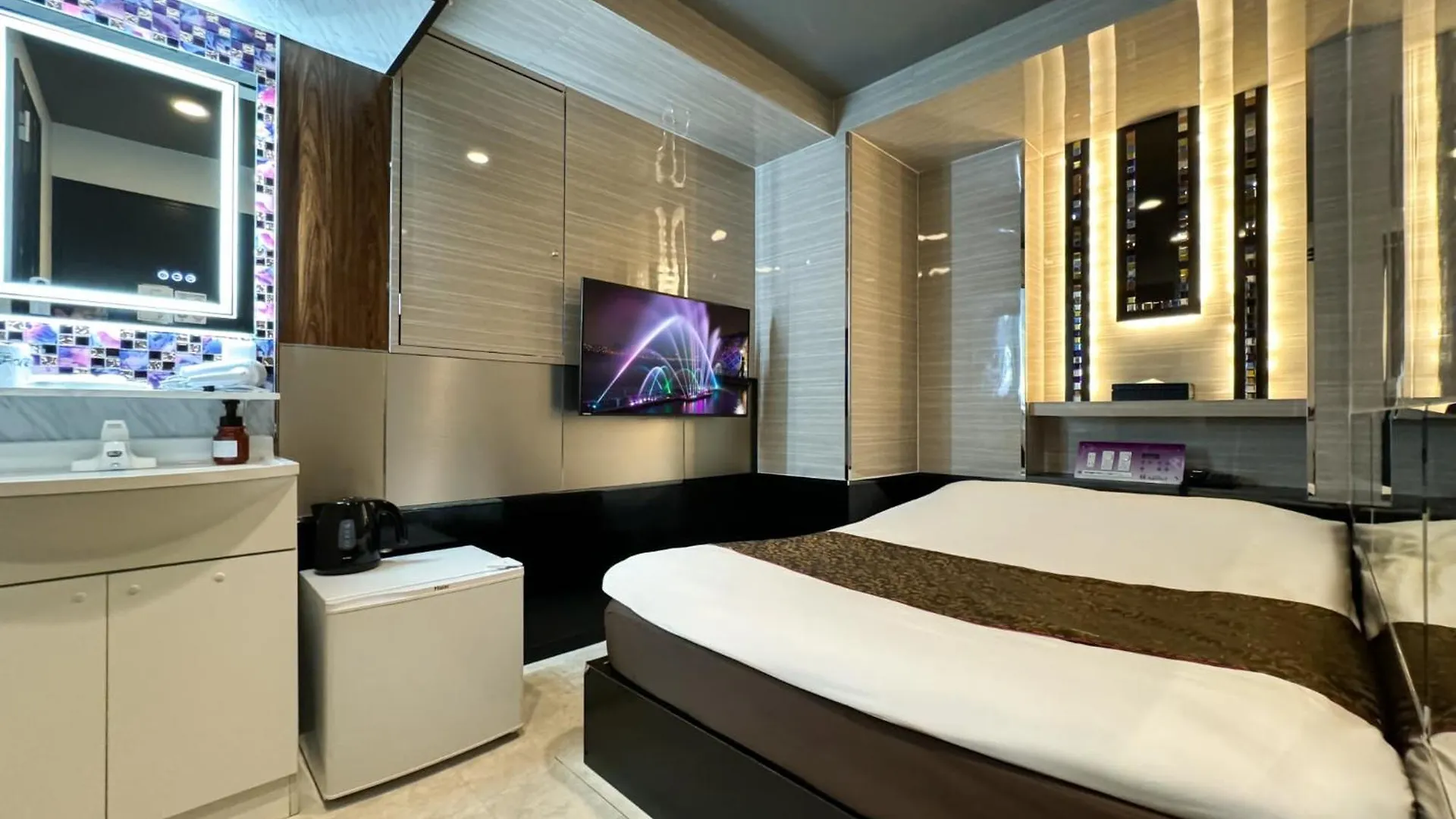**  Hotel Amethyst Tokyo Japan